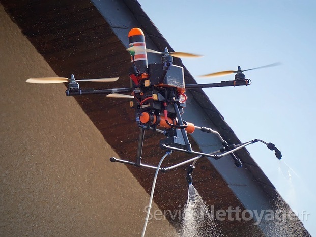 Démoussage toiture par drone